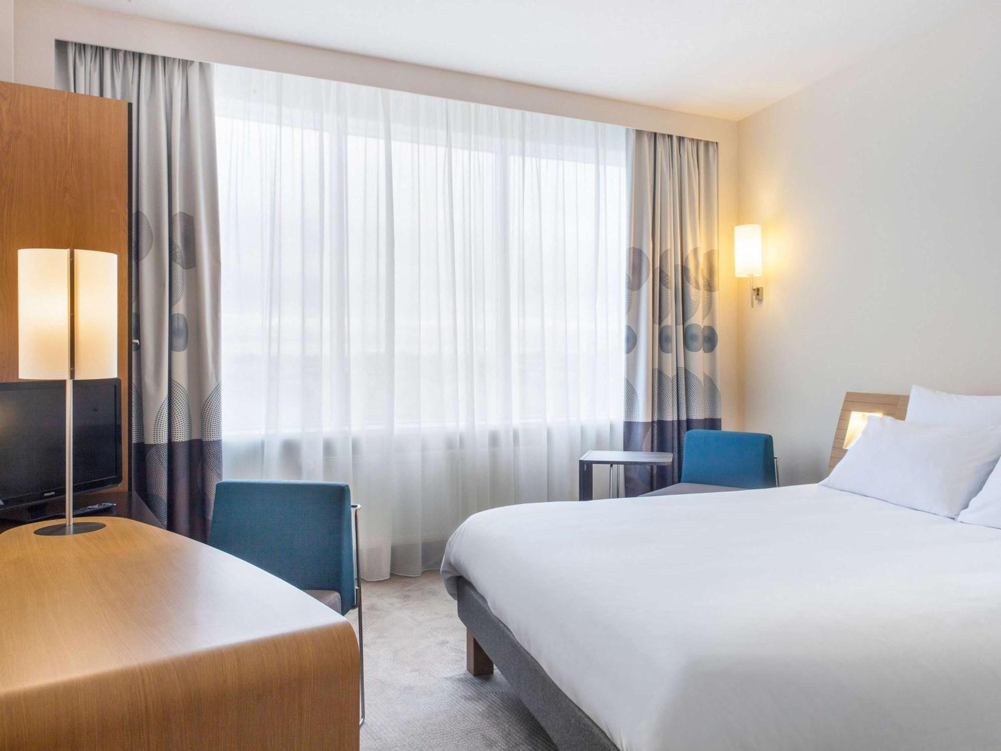 Novotel Paris Rueil Malmaison Экстерьер фото