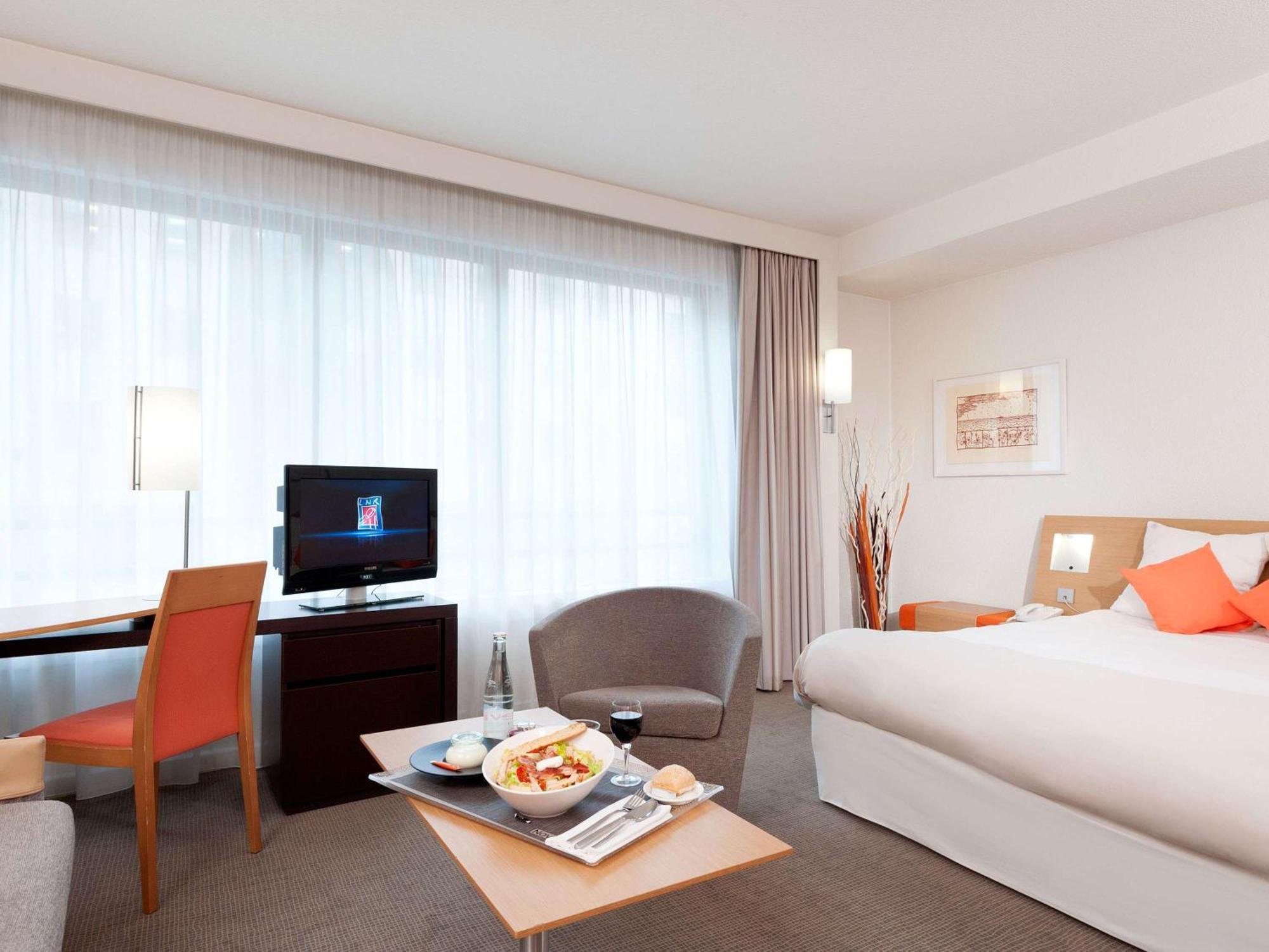 Novotel Paris Rueil Malmaison Экстерьер фото